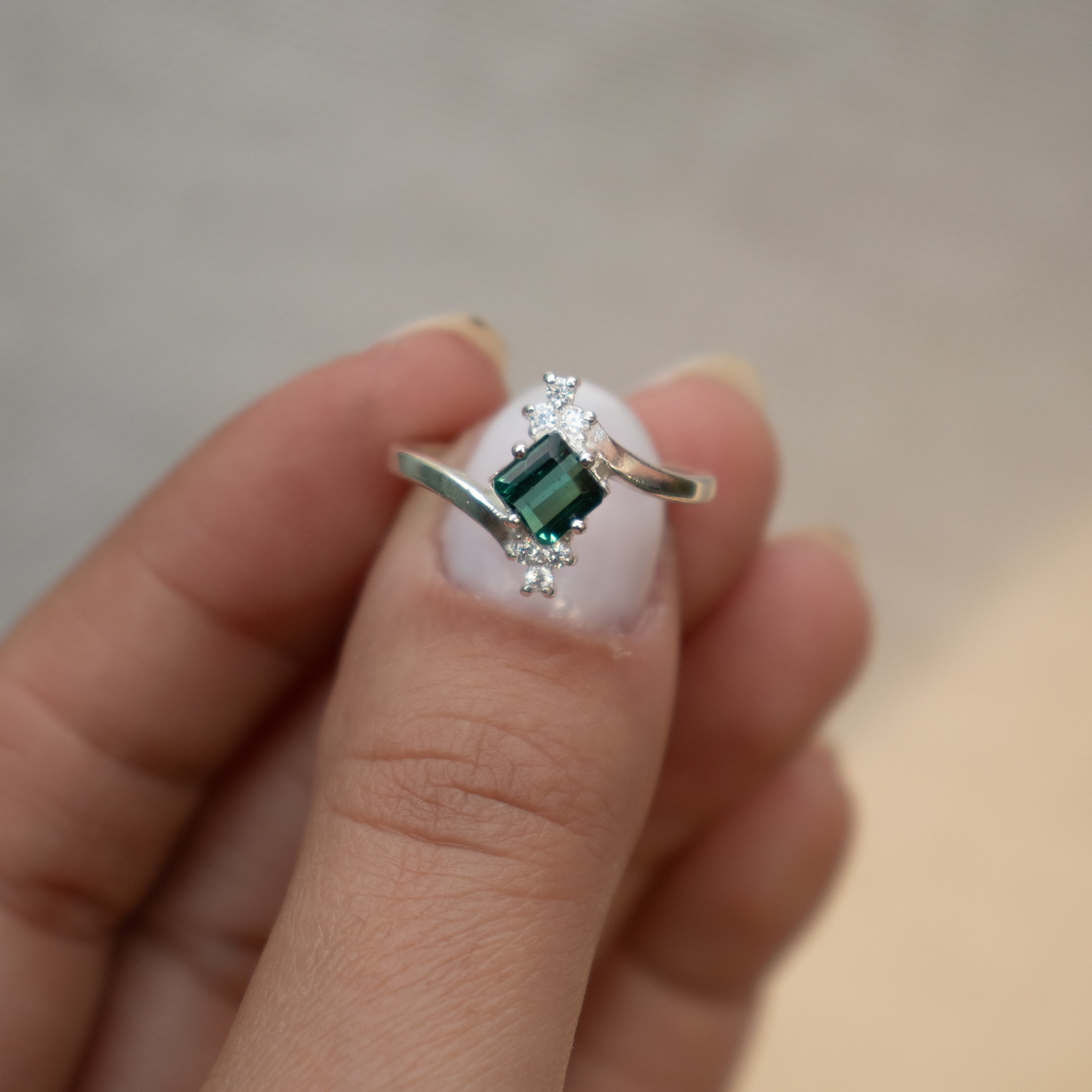 Anel de formatura Medicina em prata 925 com turmalina central e moissanites