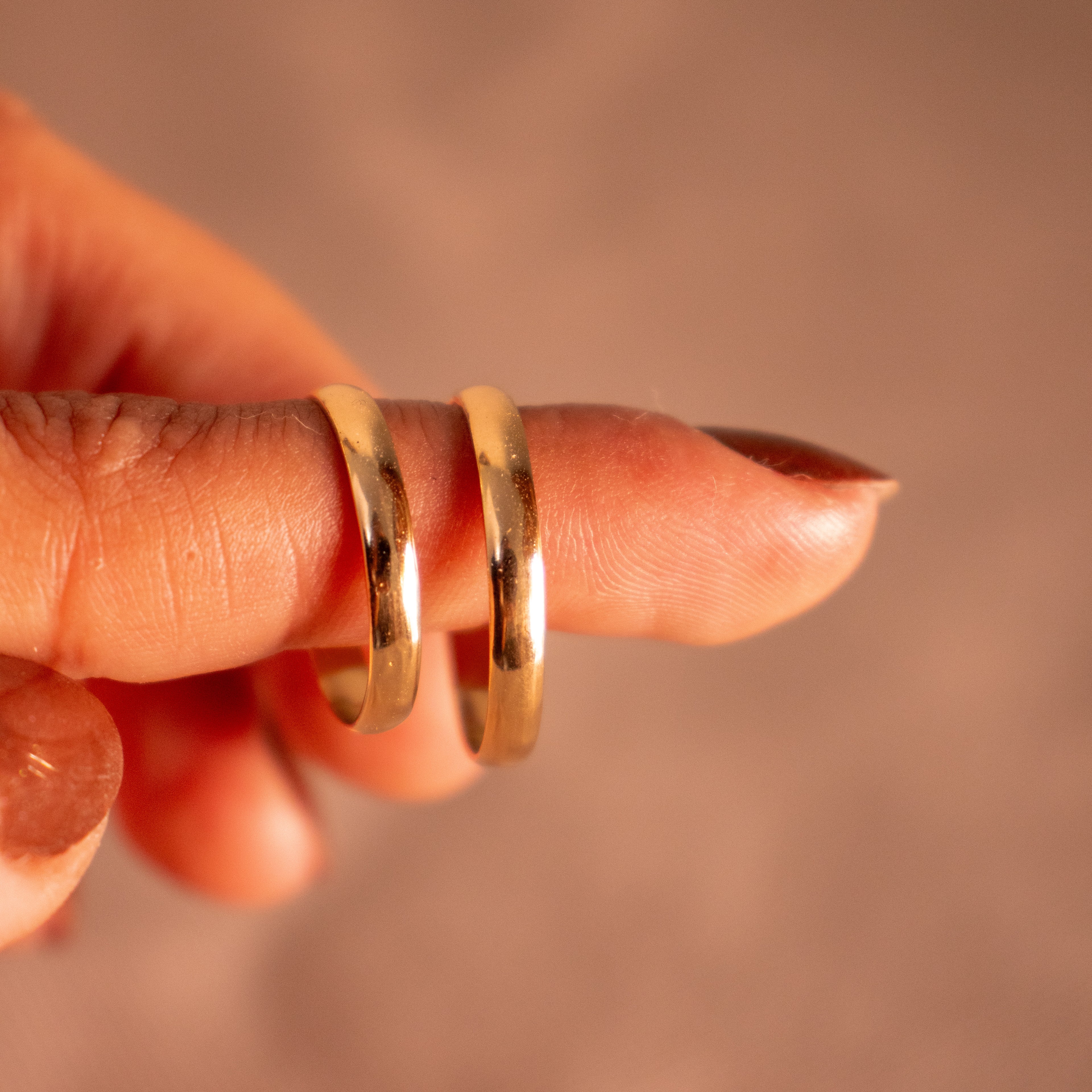 Par de alianças de casamento em ouro 18k com acabamento liso abaulado