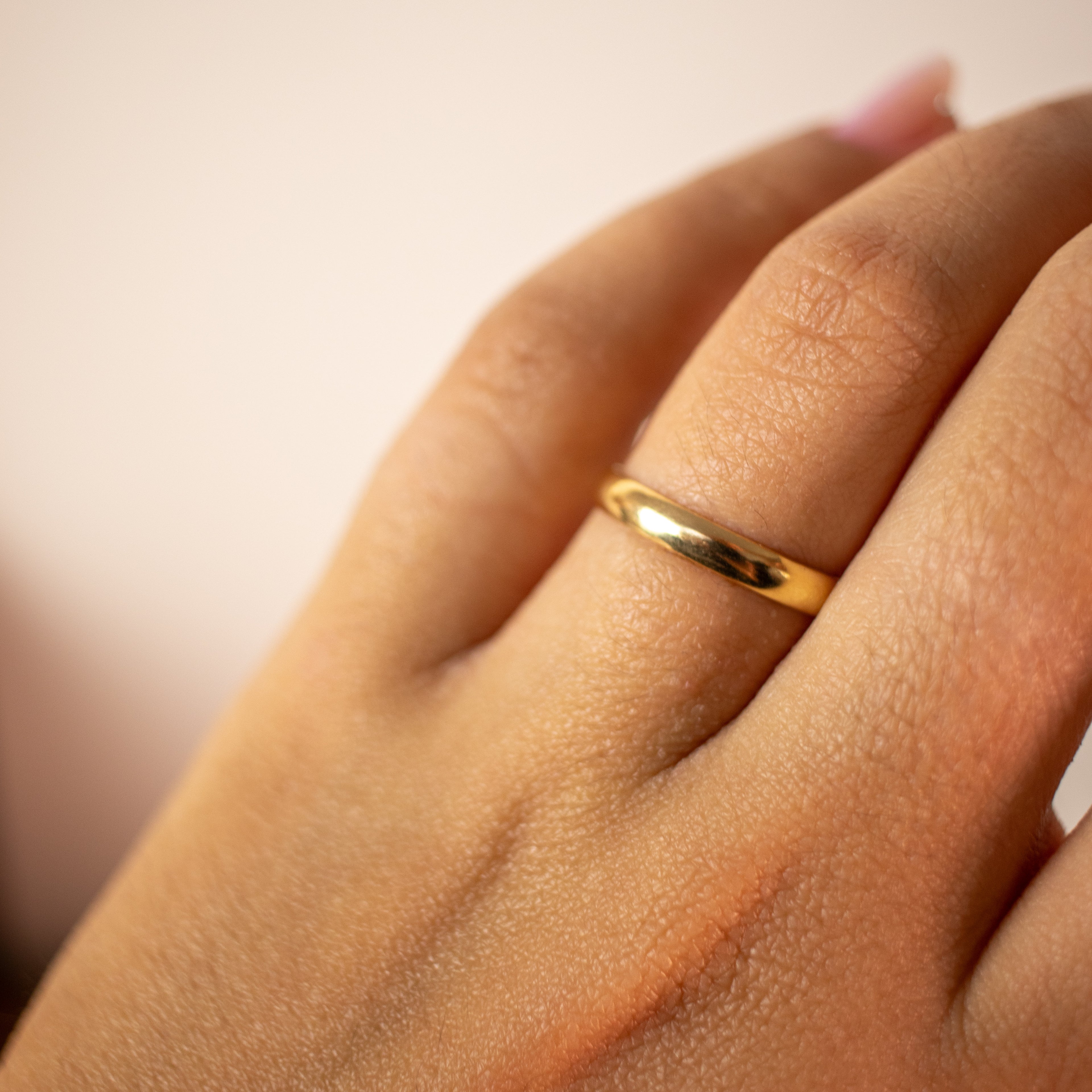 Par de alianças de casamento em ouro 18k com acabamento liso abaulado