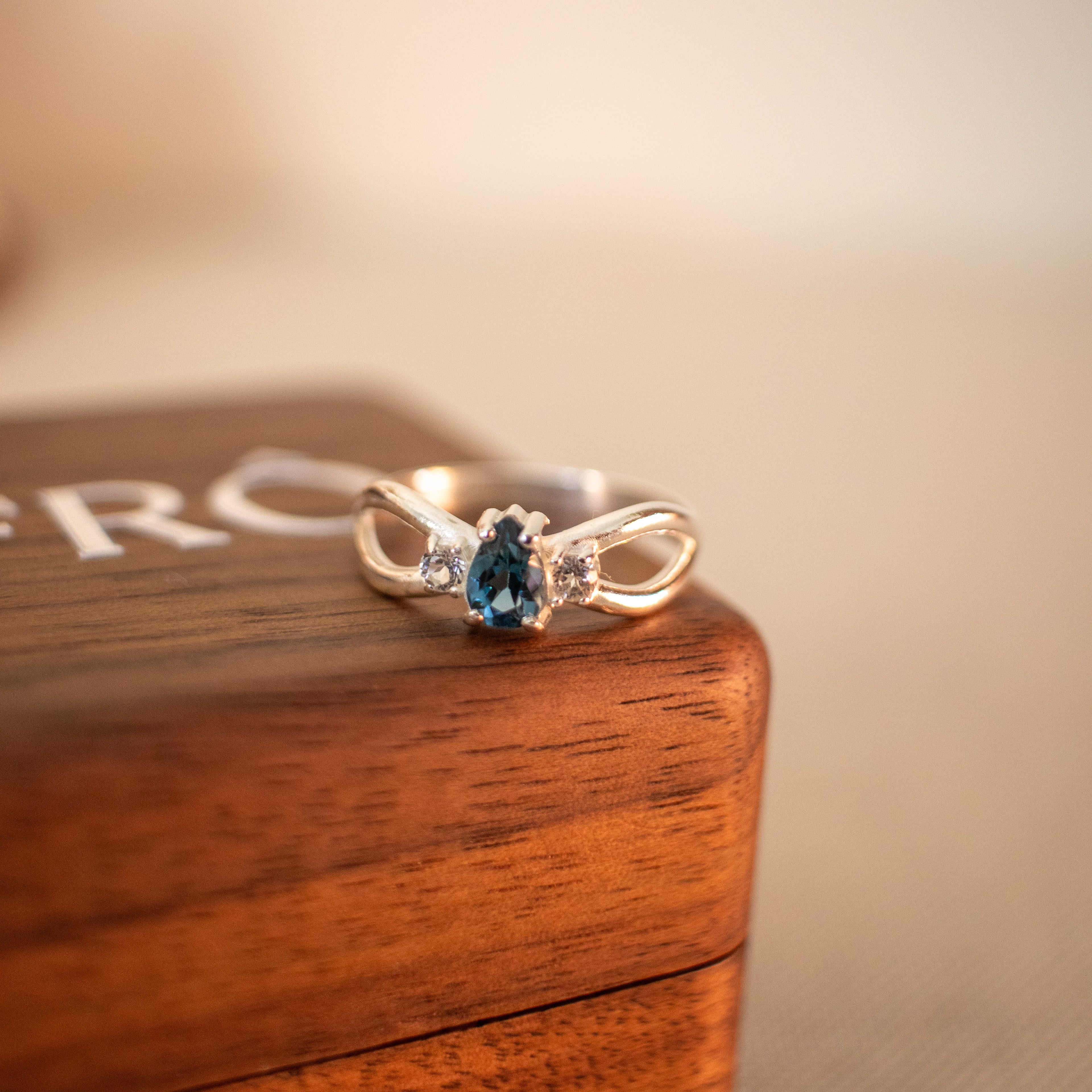 Anel de formatura História em prata 925 com pedra London Blue natural