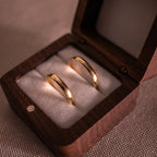 Par de alianças de casamento em ouro 18k com acabamento liso abaulado
