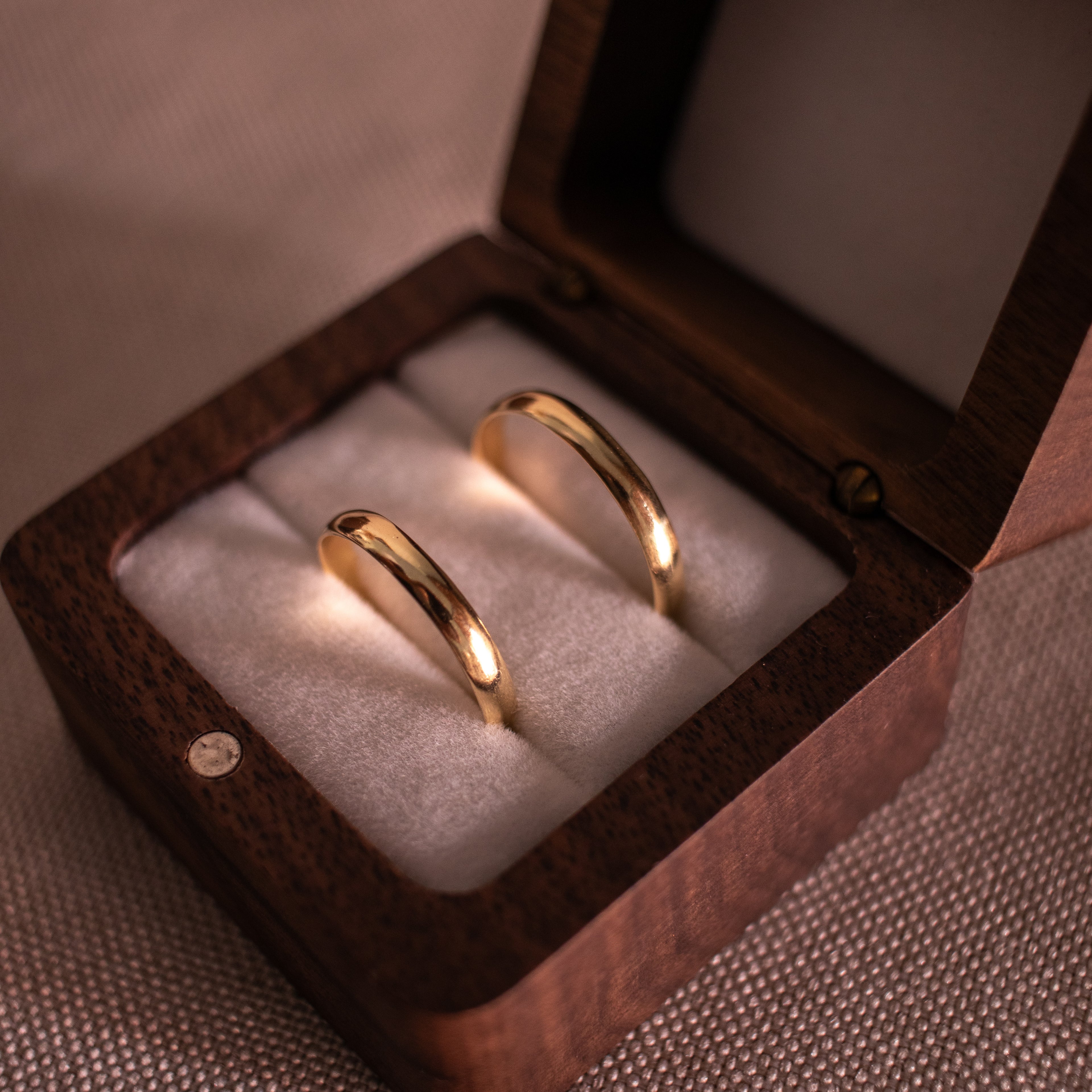 Par de alianças de casamento em ouro 18k com acabamento liso abaulado