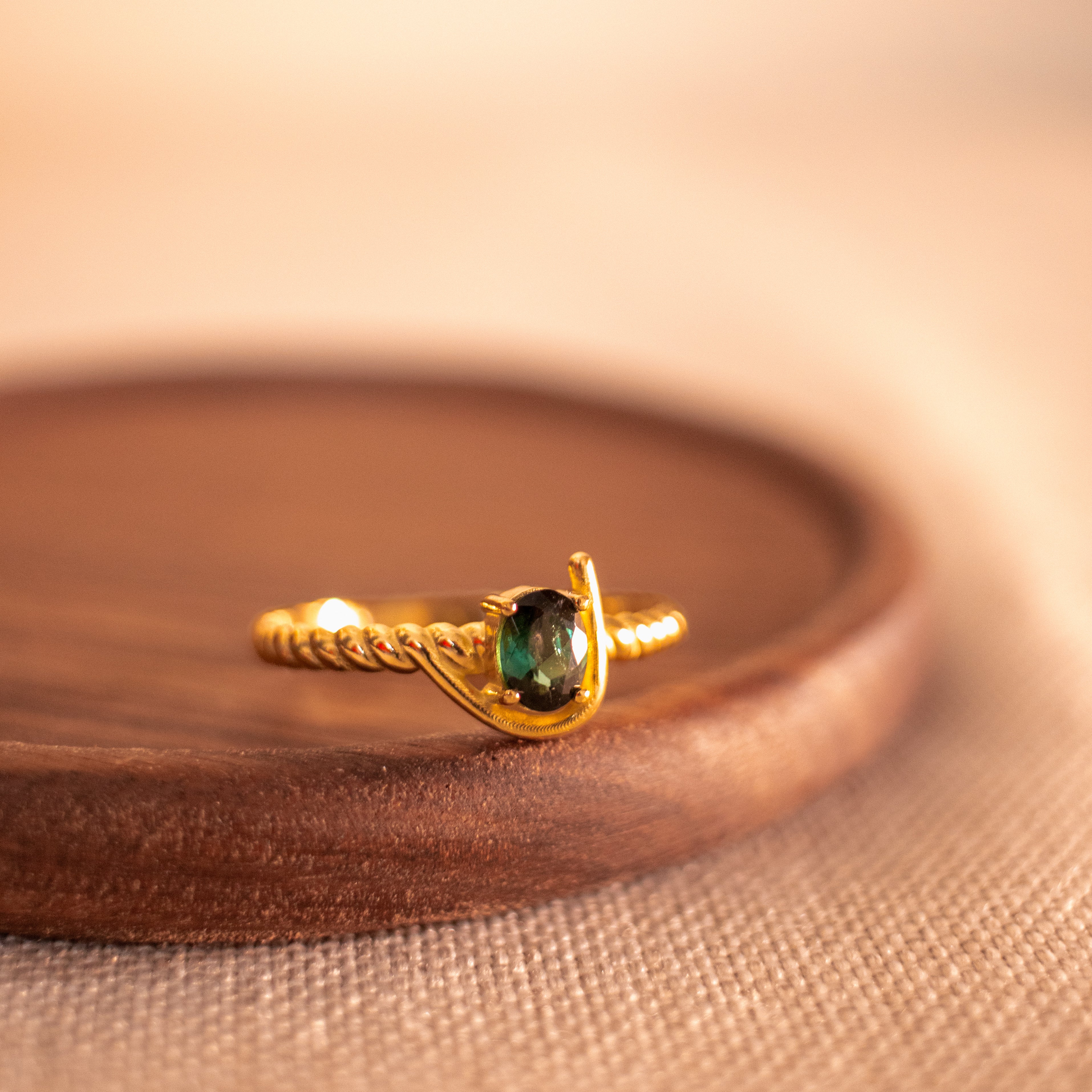 Anel de formatura Enfermagem em ouro 18k com turmalina verde natural