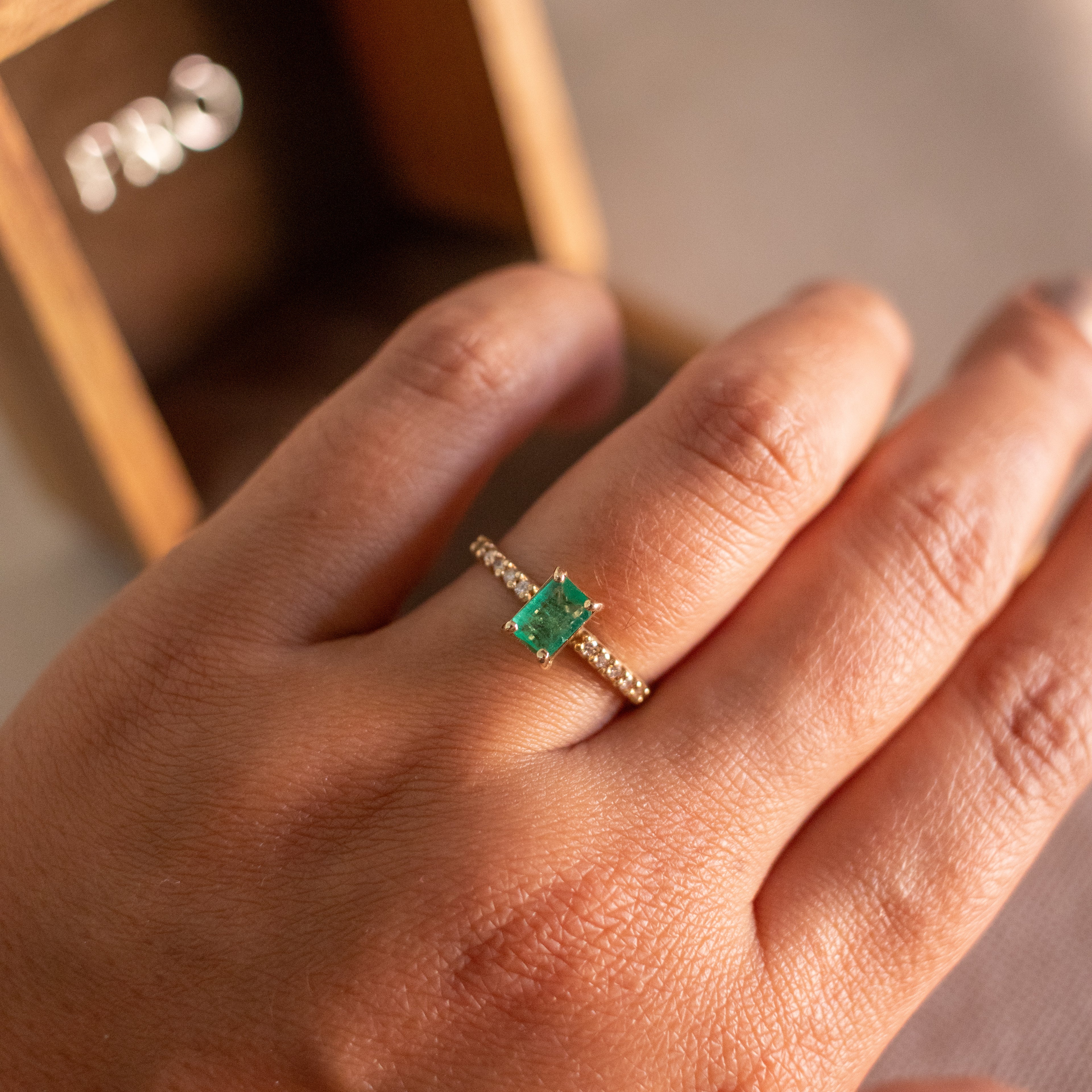 Anel Solitário Princess em Ouro18k com esmeralda e diamantes
