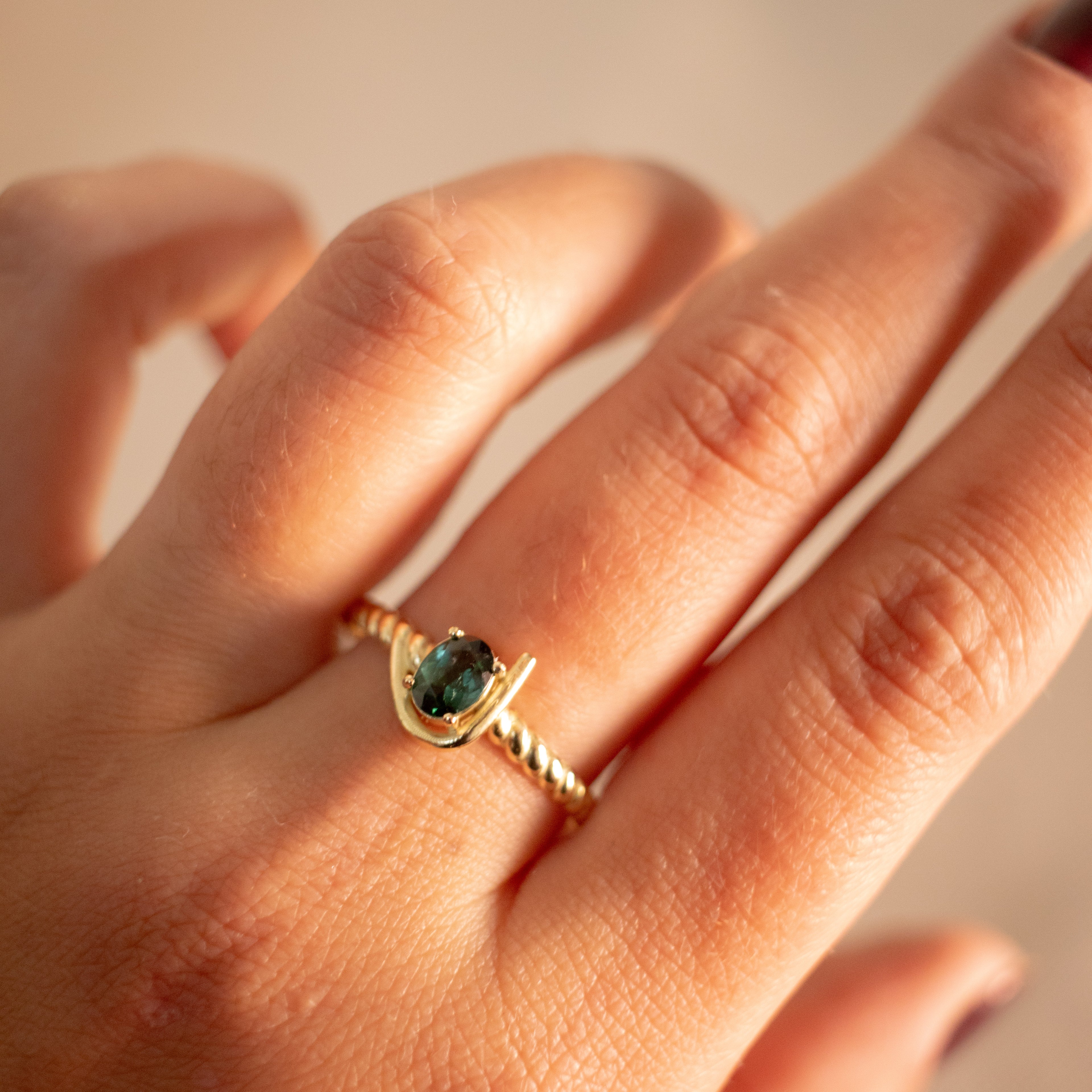 Anel de formatura Enfermagem em ouro 18k com turmalina verde natural