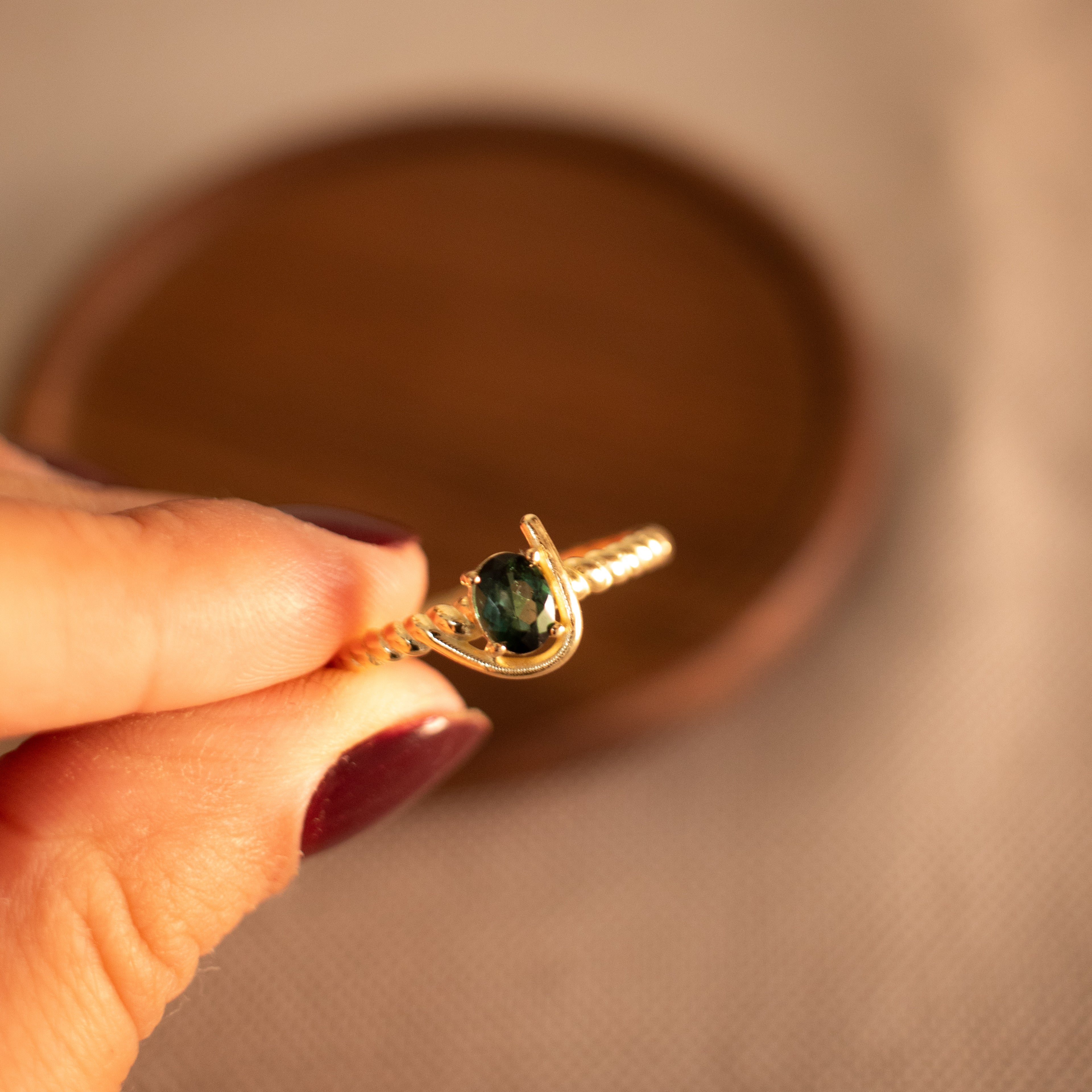 Anel de formatura Enfermagem em ouro 18k com turmalina verde natural