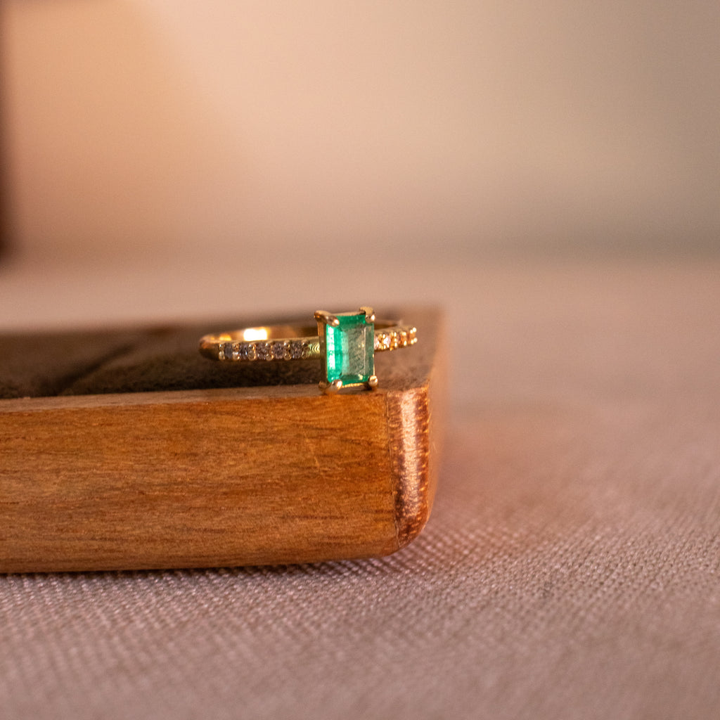 Anel Solitário Princess em Ouro18k com esmeralda e diamantes