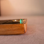 Anel Solitário Princess em Ouro18k com esmeralda e diamantes