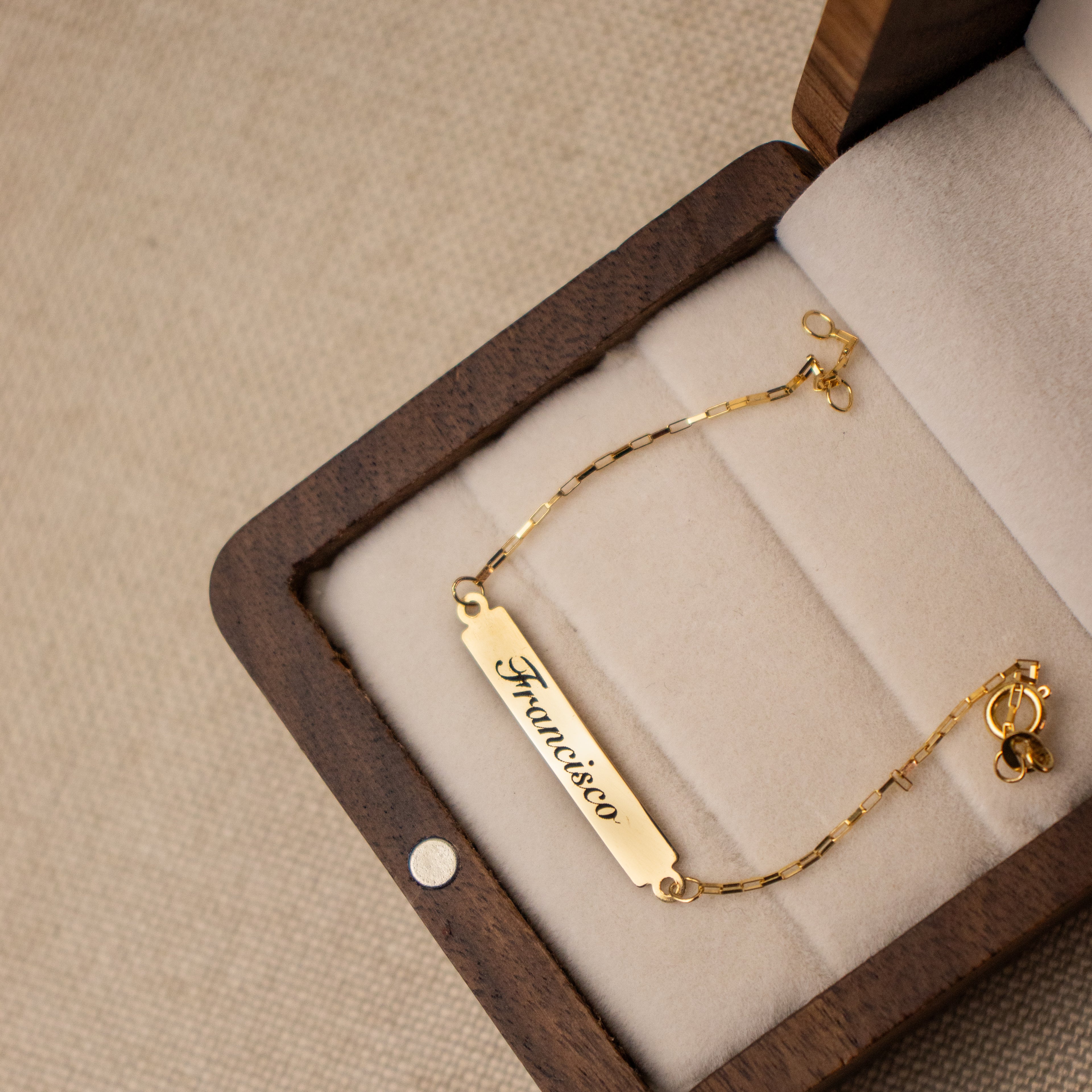 Pulseira bebê personalizada em ouro 18k com nome gravado