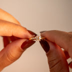Anel solitário oval em ouro 18k com topázio incolor natural
