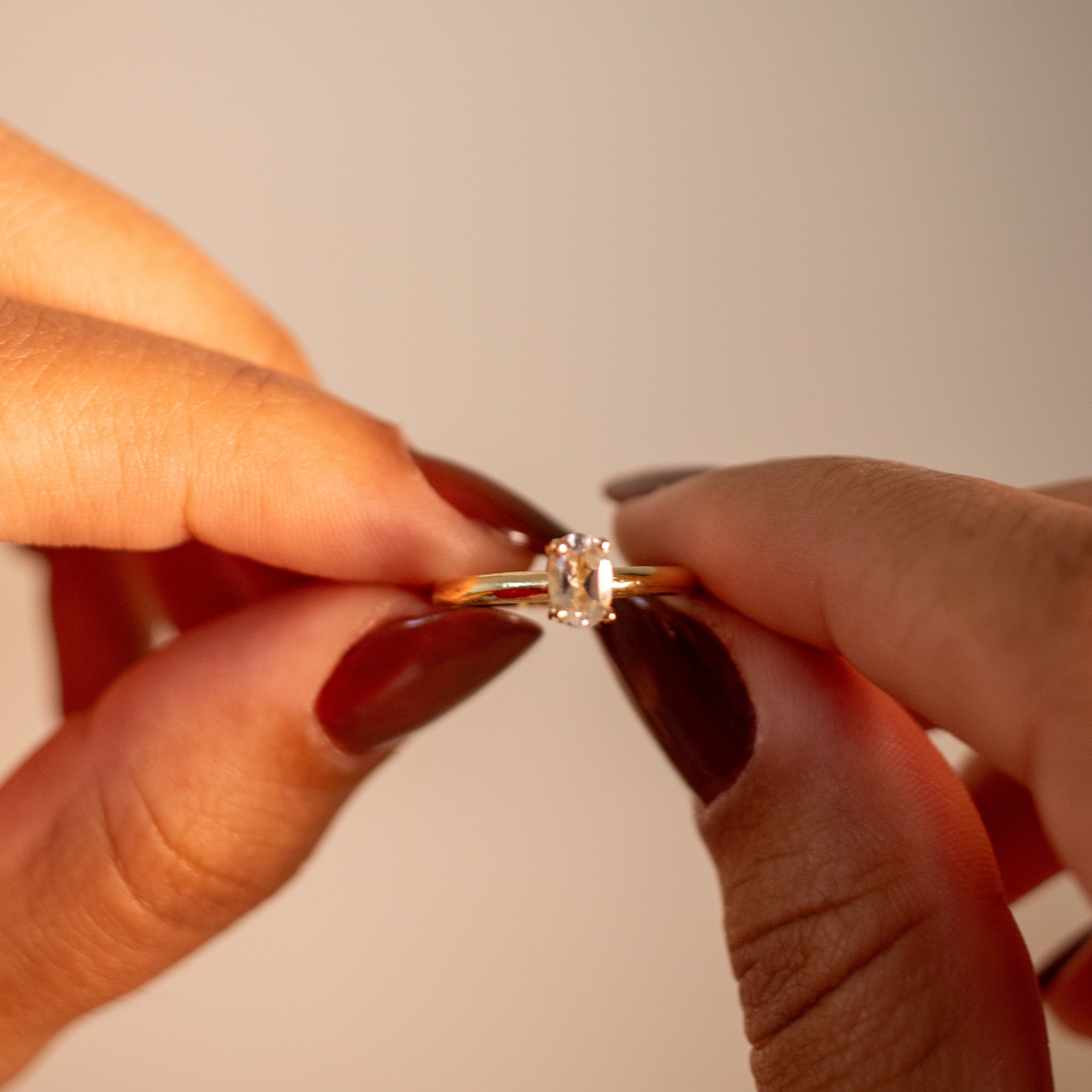 Anel solitário oval em ouro 18k com topázio incolor natural