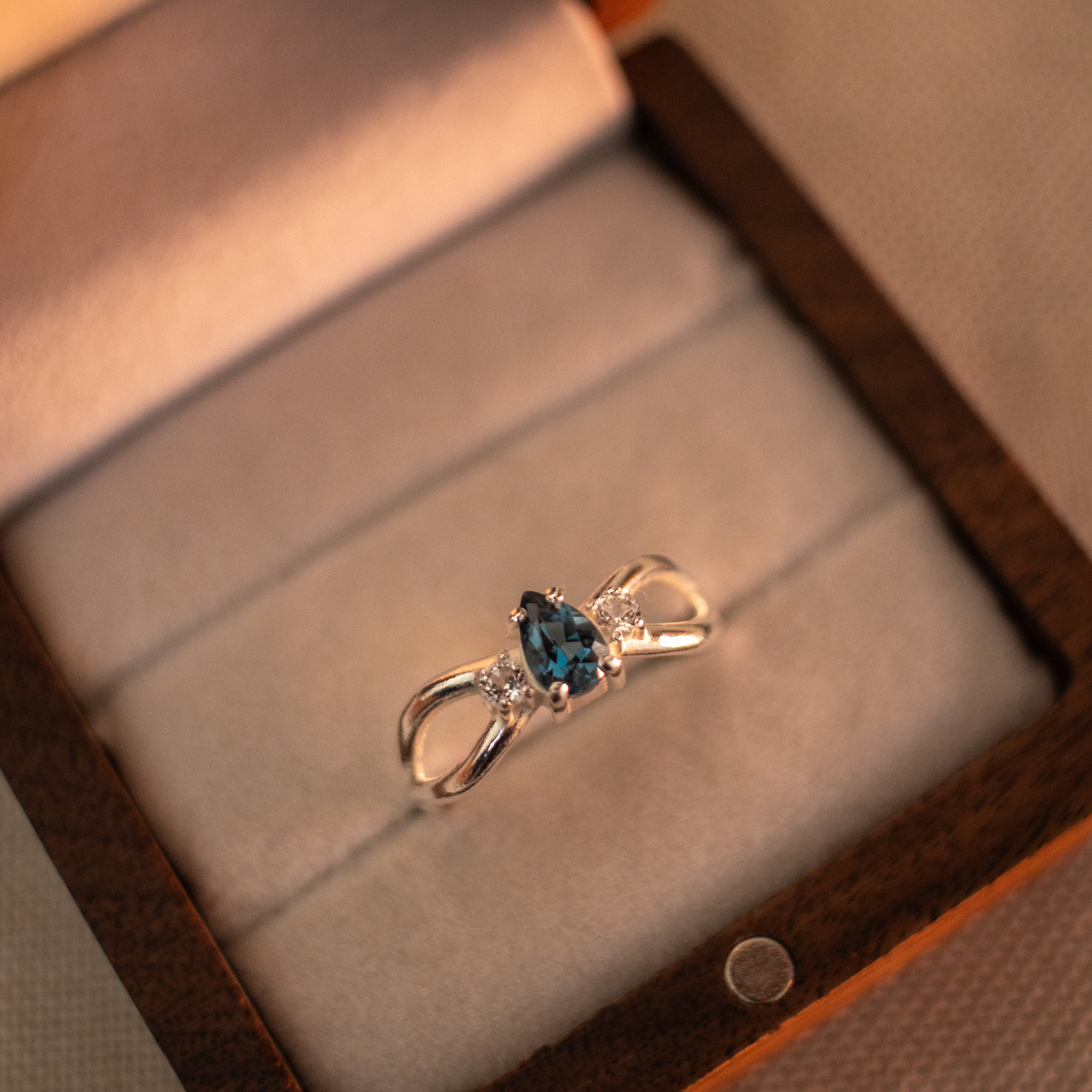 Anel de formatura História em prata 925 com pedra London Blue natural