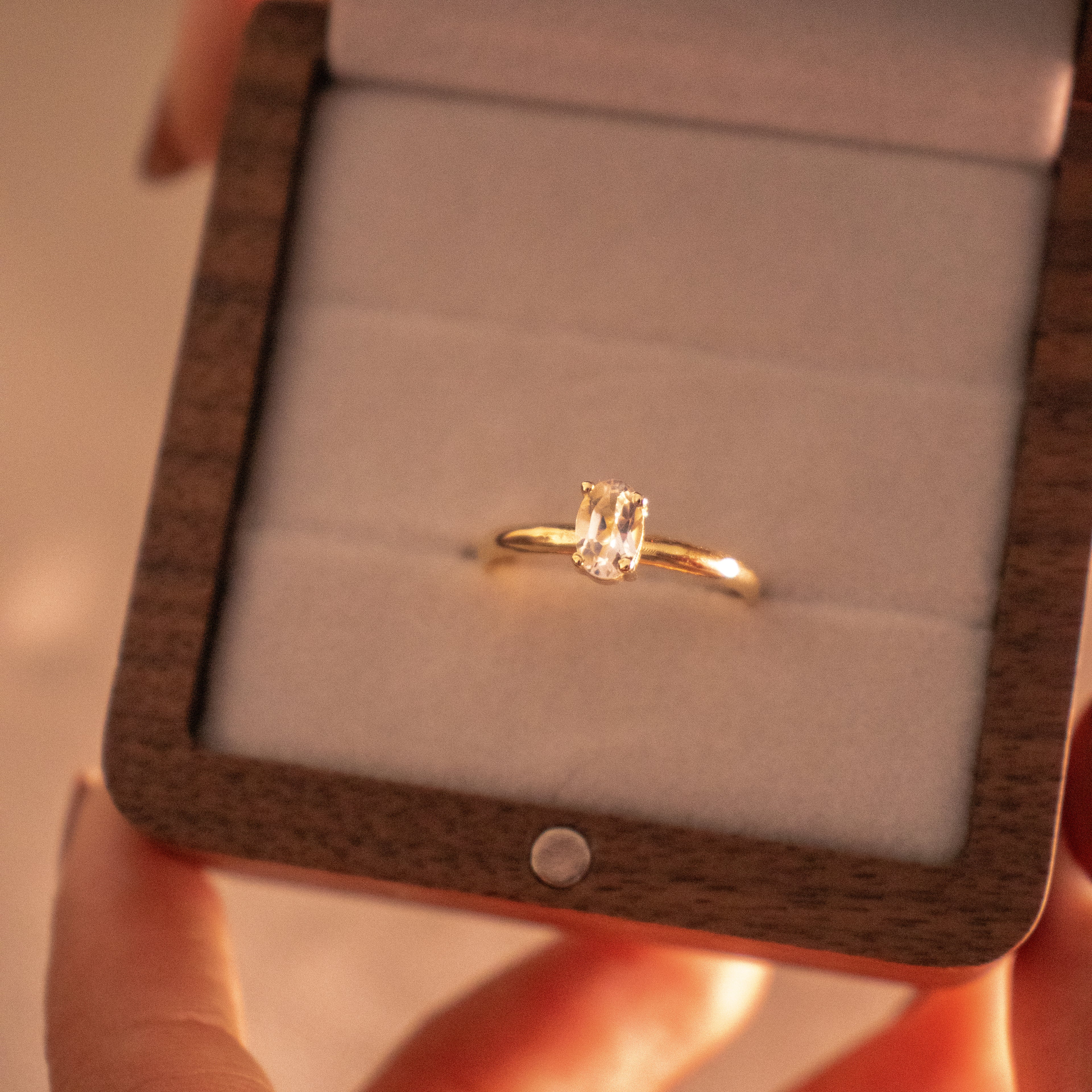 Anel solitário oval em ouro 18k com topázio incolor natural