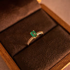 Anel Solitário Princess em Ouro18k com esmeralda e diamantes