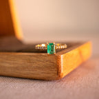 Anel Solitário Princess em Ouro18k com esmeralda e diamantes