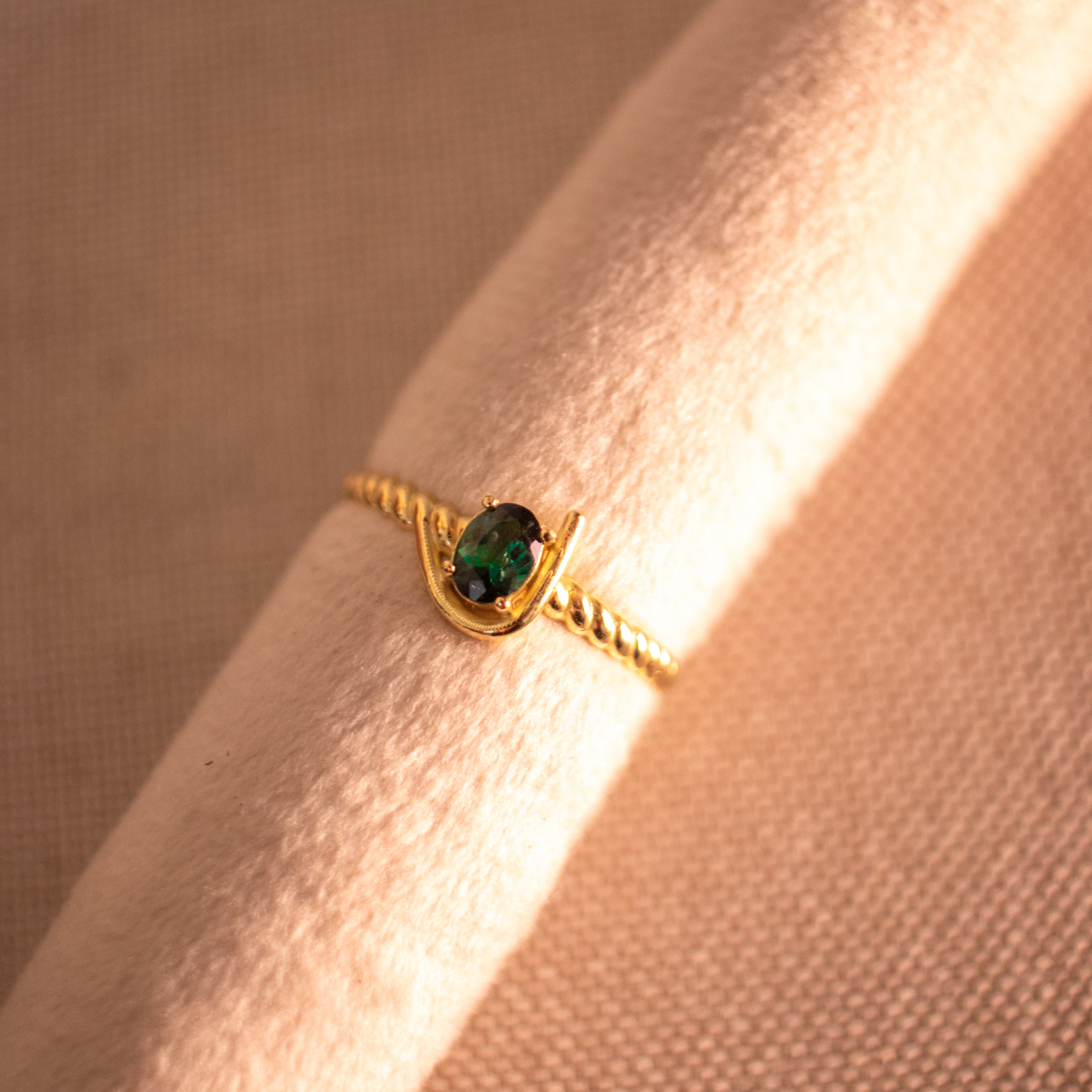 Anel de formatura Enfermagem em ouro 18k com turmalina verde natural