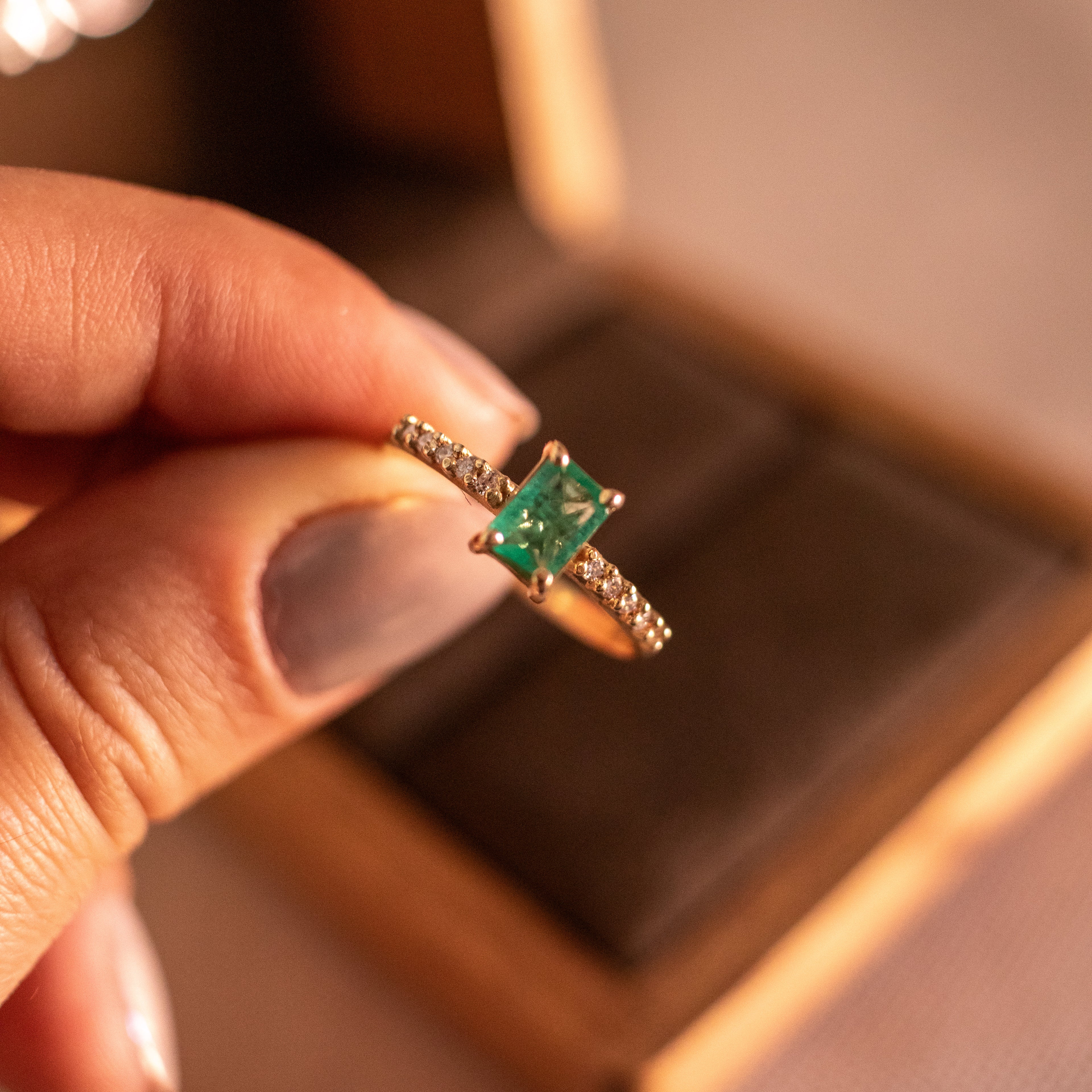 Anel Solitário Princess em Ouro18k com esmeralda e diamantes
