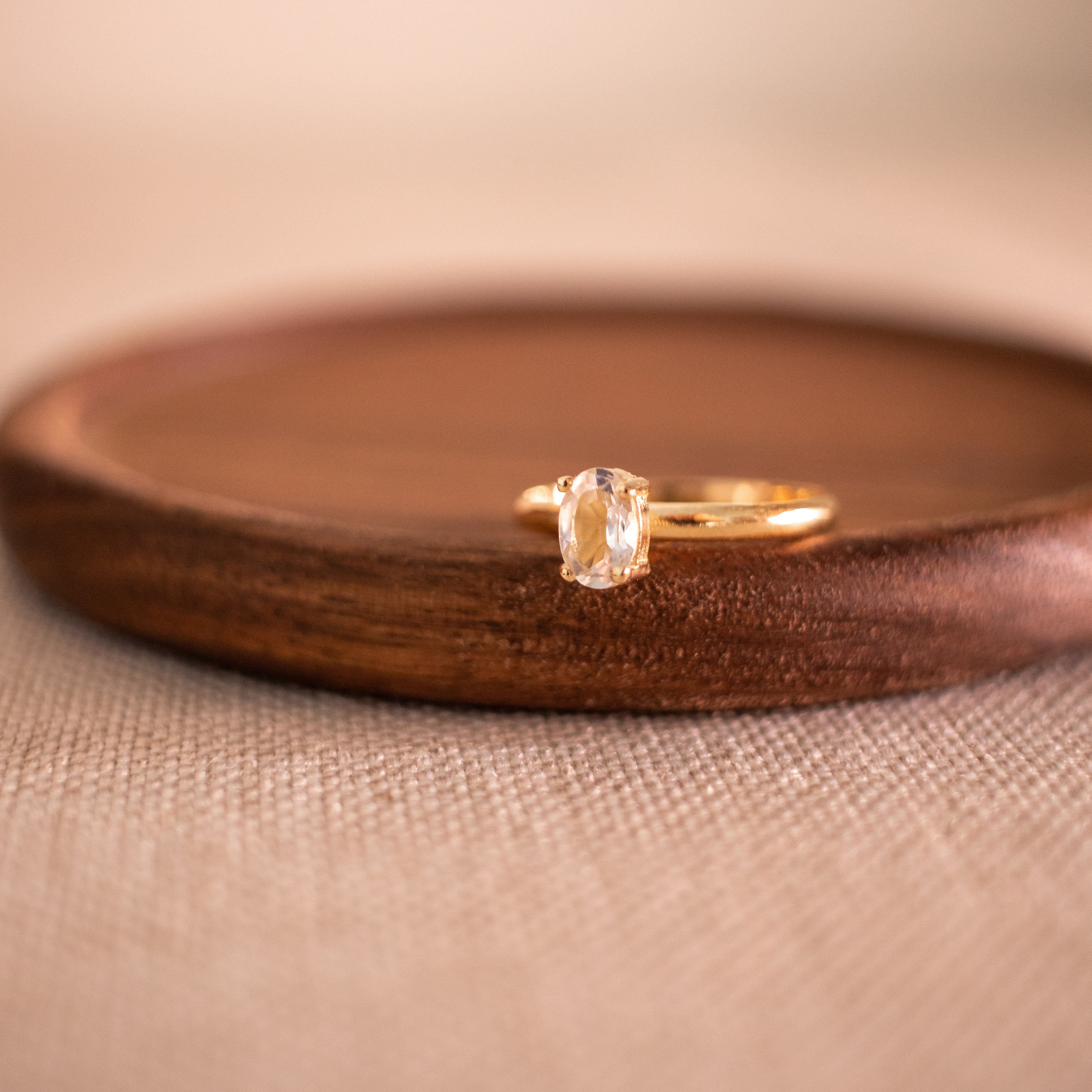 Anel solitário oval em ouro 18k com topázio incolor natural
