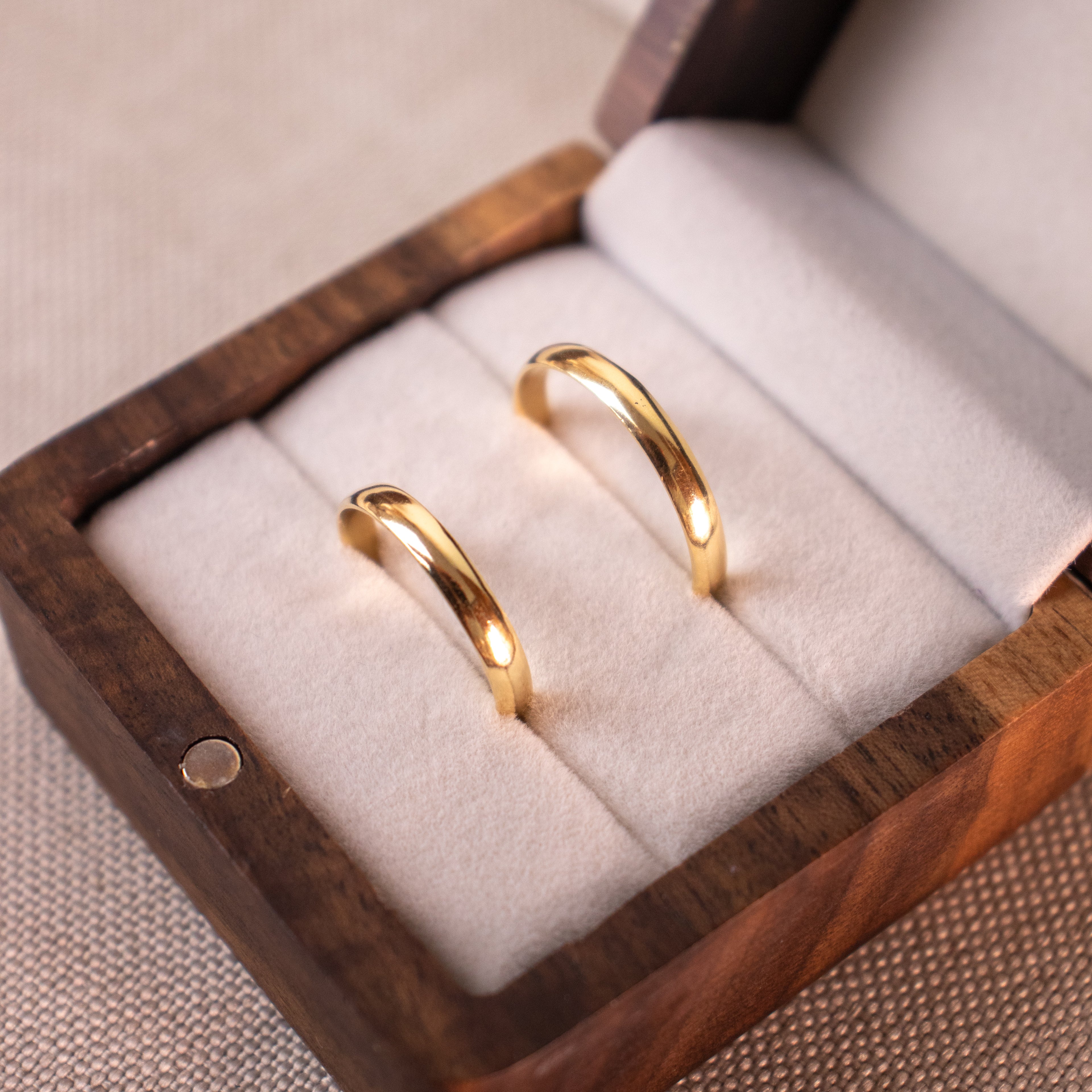 Par de alianças de casamento em ouro 18k com acabamento liso abaulado