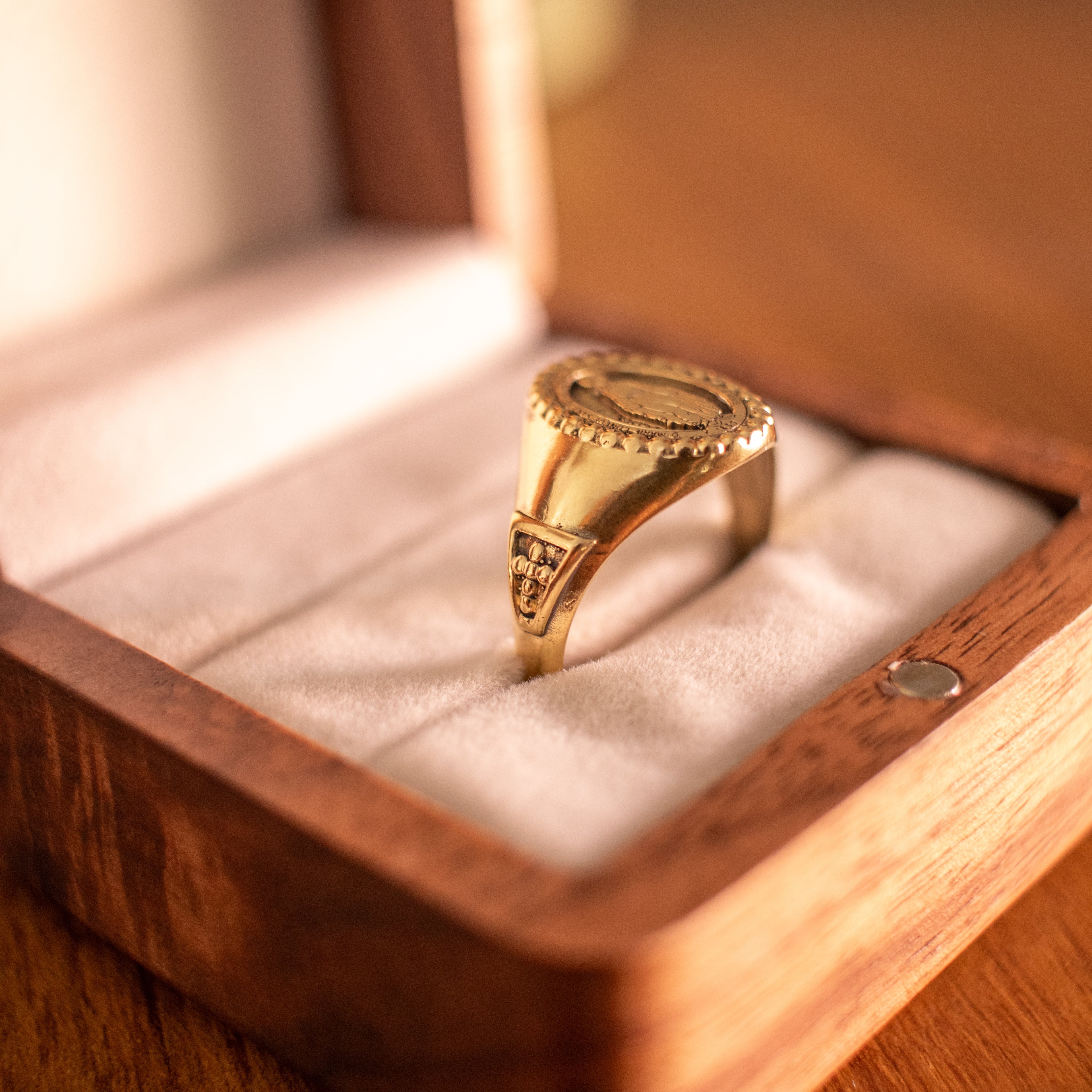 Anel Nossa Senhora de Fátima em ouro 18k com medalha