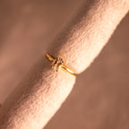 Anel solitário oval em ouro 18k com topázio incolor natural
