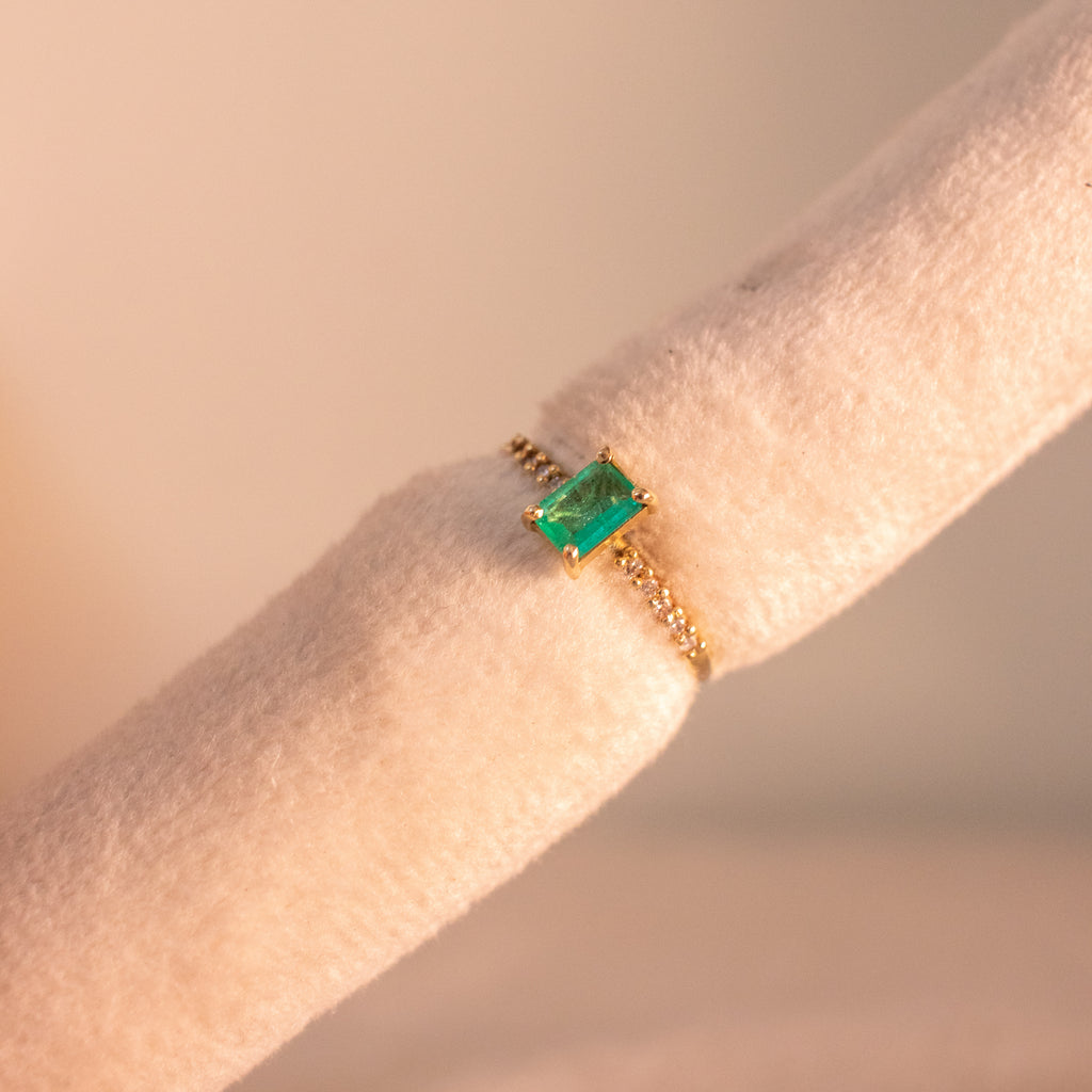Anel Solitário Princess em Ouro18k com esmeralda e diamantes