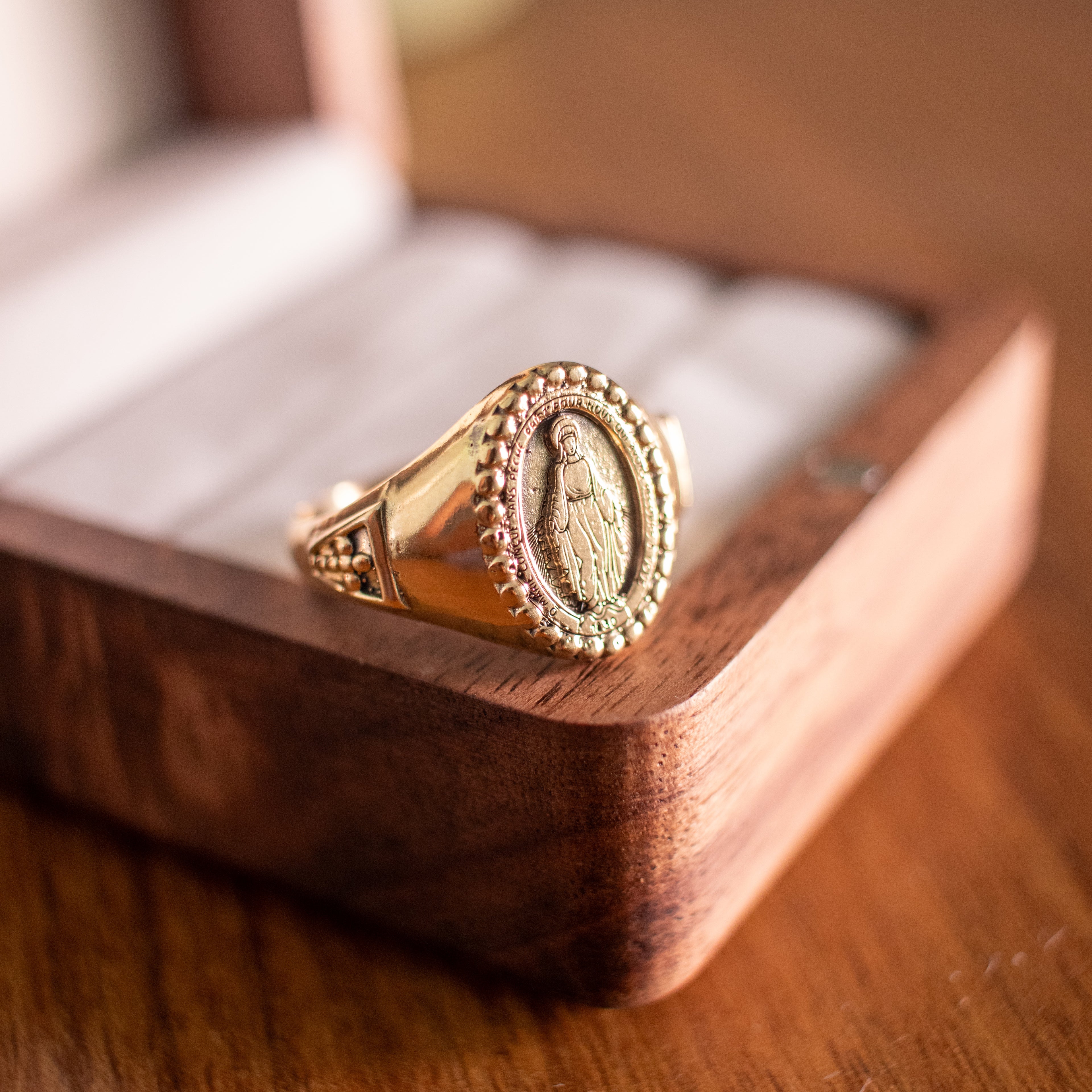 Anel Nossa Senhora de Fátima em ouro 18k com medalha