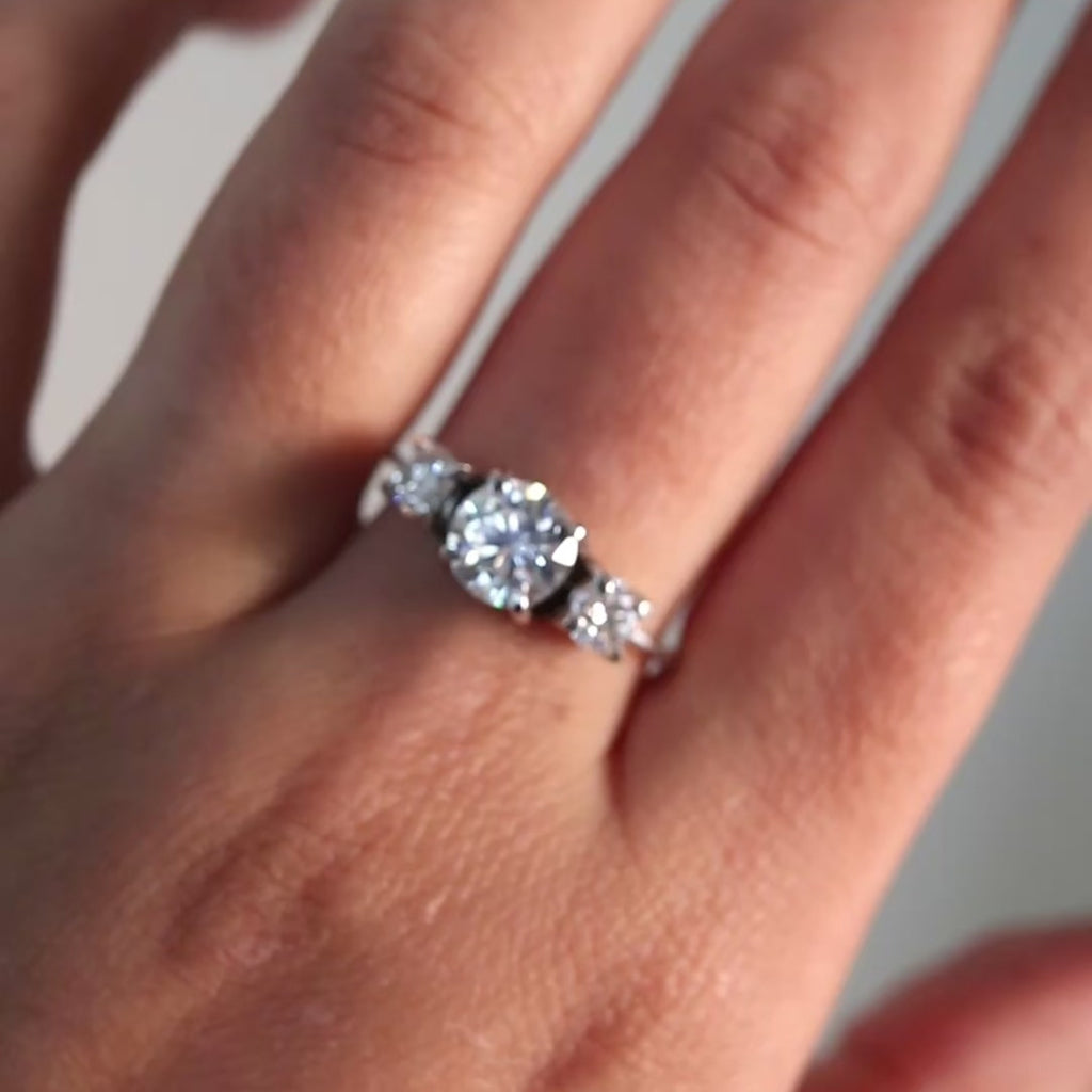 Anel Solitário Ouro18k Branco com trio de Moissanites
